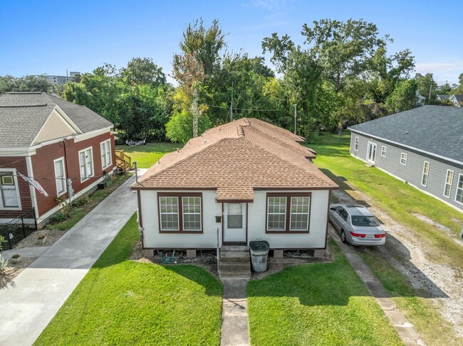 Building Photo - 420 Moss St