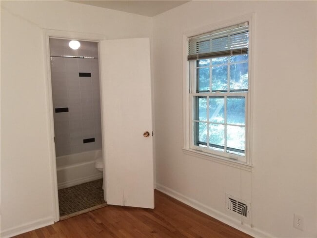 Building Photo - 2467 Woodside Way