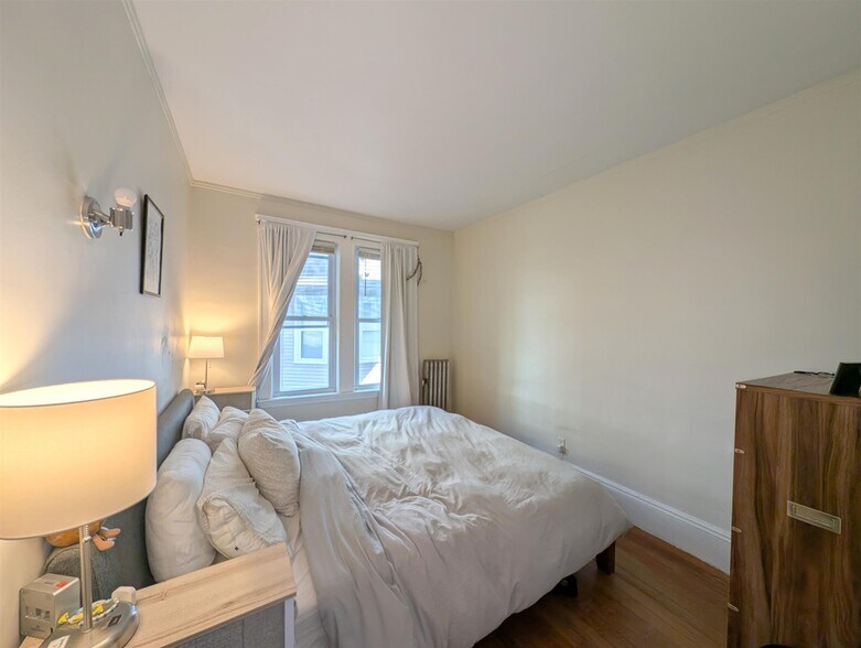 Building Photo - 14 Sanborn Ave