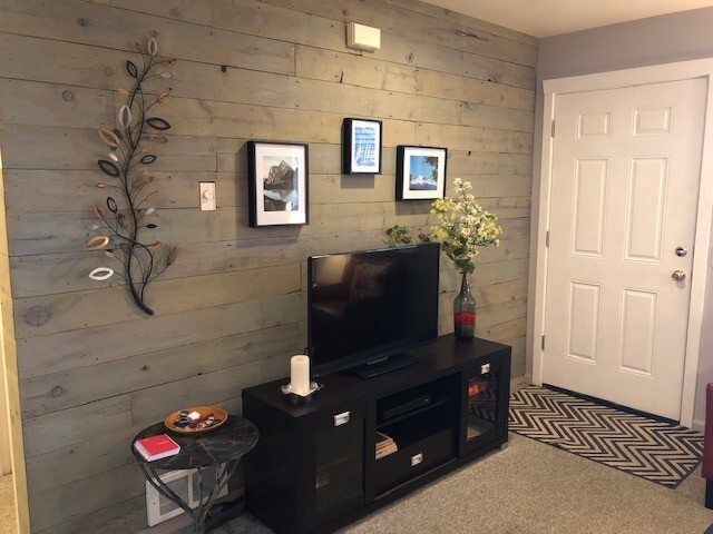 Building Photo - Furnished Condo NW Bend