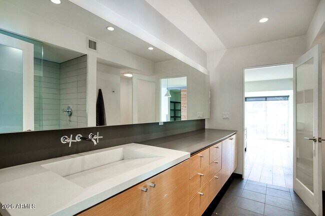 Building Photo - 3261 E Camelback Rd