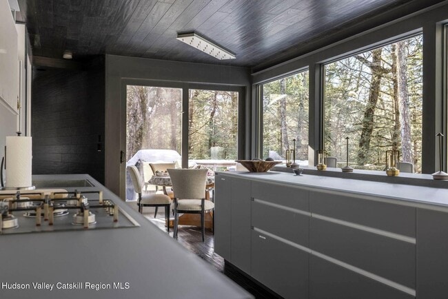 Building Photo - 70 Raybrook Dr