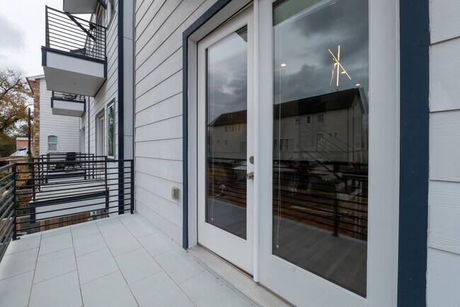 Building Photo - 1318 Reinerman St