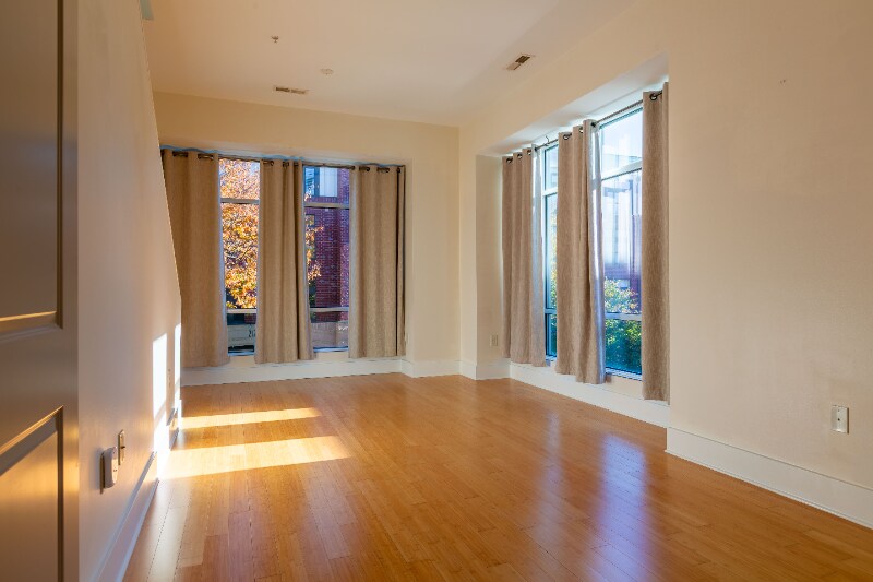 Building Photo - 2133 Southend Dr