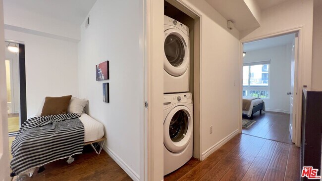 Building Photo - 5633 Carlton Way