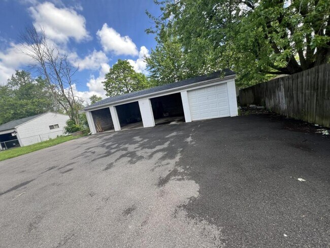 Building Photo - 131 Klinger Ave