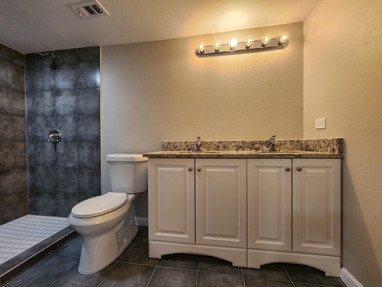 Master bath - 405 Perry Ave