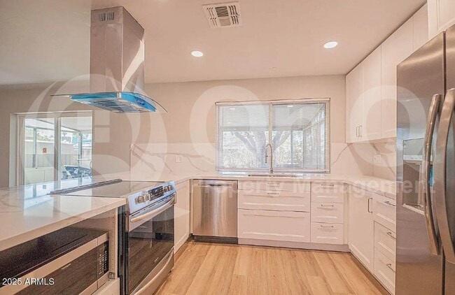 Building Photo - 1646 E Hermosa Dr