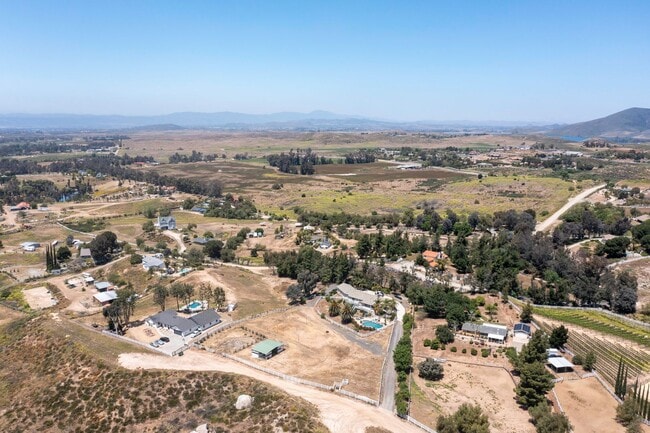 Building Photo - RANCH STYLE POOL HOME ON 2+ ACRES IN THE H...