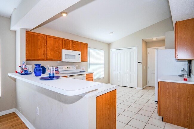 Building Photo - 10815 Lakeside Vista Dr