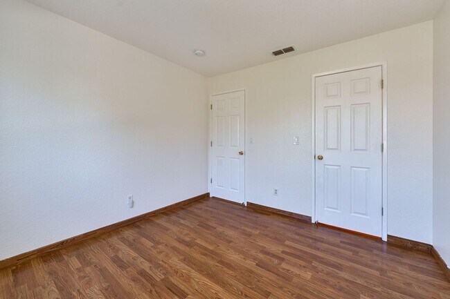 Building Photo - Spacious 4-Bedroom Home, Beautifully Maint...