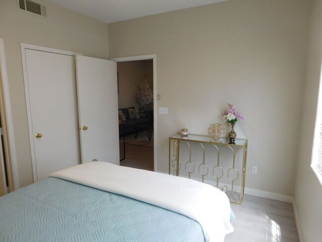 Building Photo - GORGEOUS FULLY FURNISHED 2 BEDROOM UNIT*GA...
