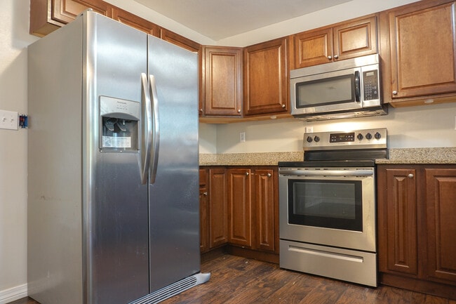 Building Photo - 6115 Willow Ln N