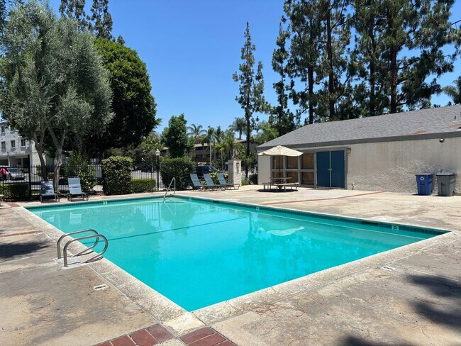 Building Photo - Clean 2 bedroom condo located near downtown Fullerton