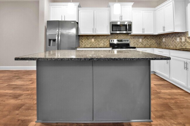 Building Photo - Pet Friendly Five Bedroom!