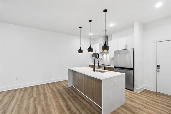 Building Photo - 112 Rogers St NE