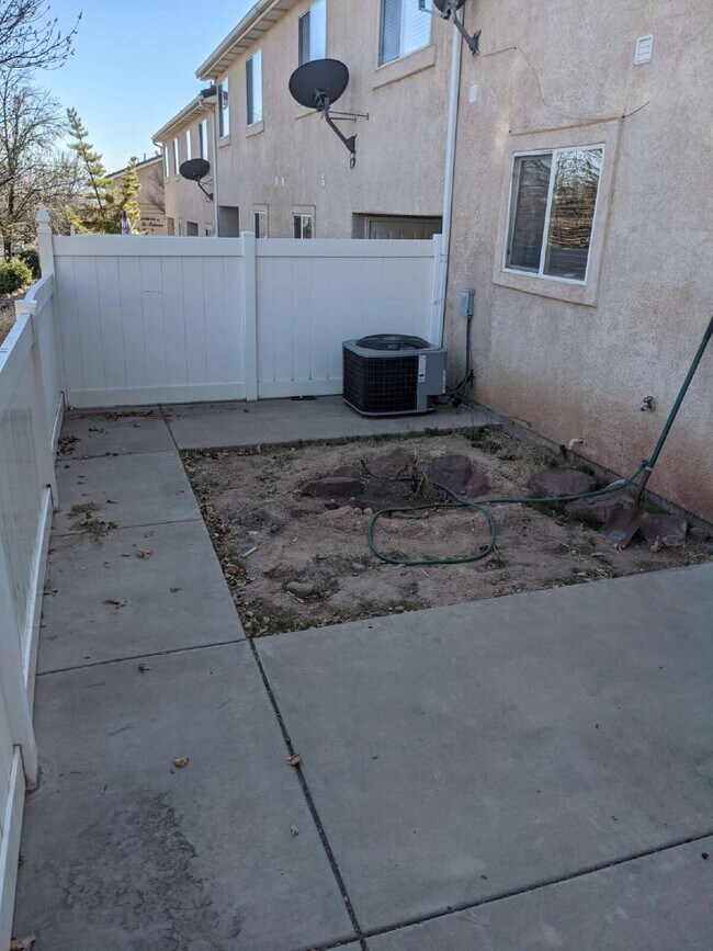 Building Photo - 3-Bed Townhouse in Saint George with Spacious 1400 Sq Ft Layout "