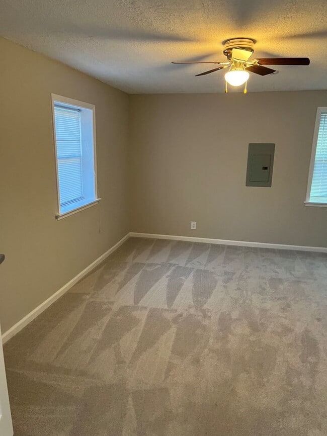 Building Photo - 3 Bedroom, 2 bath newly remodeled house