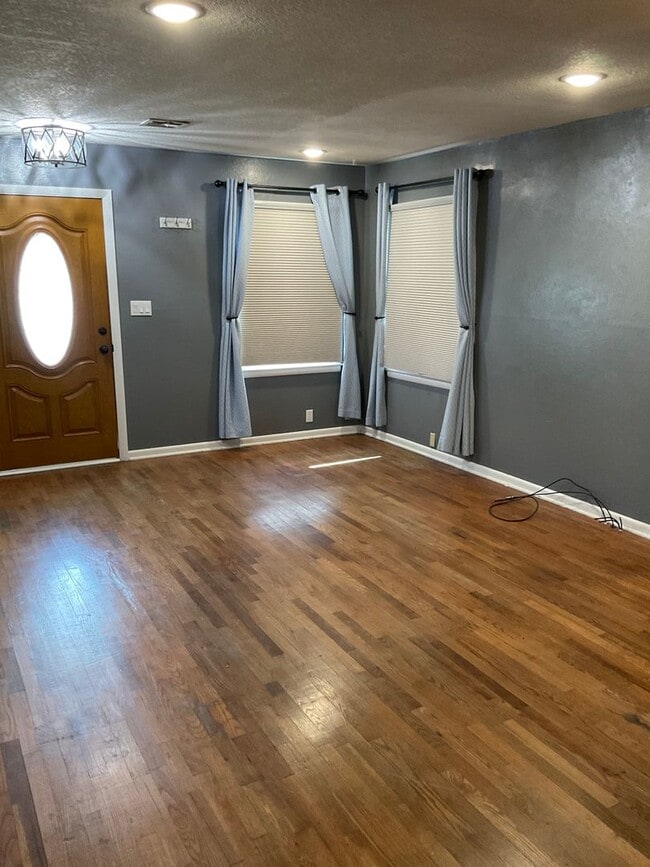 Building Photo - Gorgeous 2bd/1bath home with one car garage in Joplin Mo!!