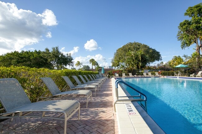 Building Photo - 2950 N Palm Aire Dr