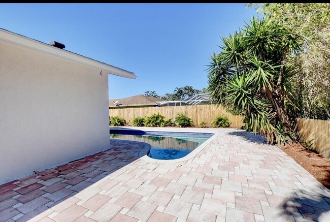 Building Photo - 17768 Maplewood Dr