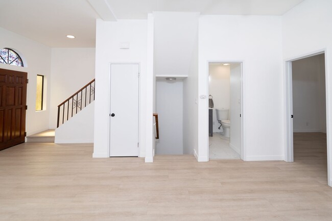 Building Photo - BEAUTIFUL 4 Bed 3 Bath unit