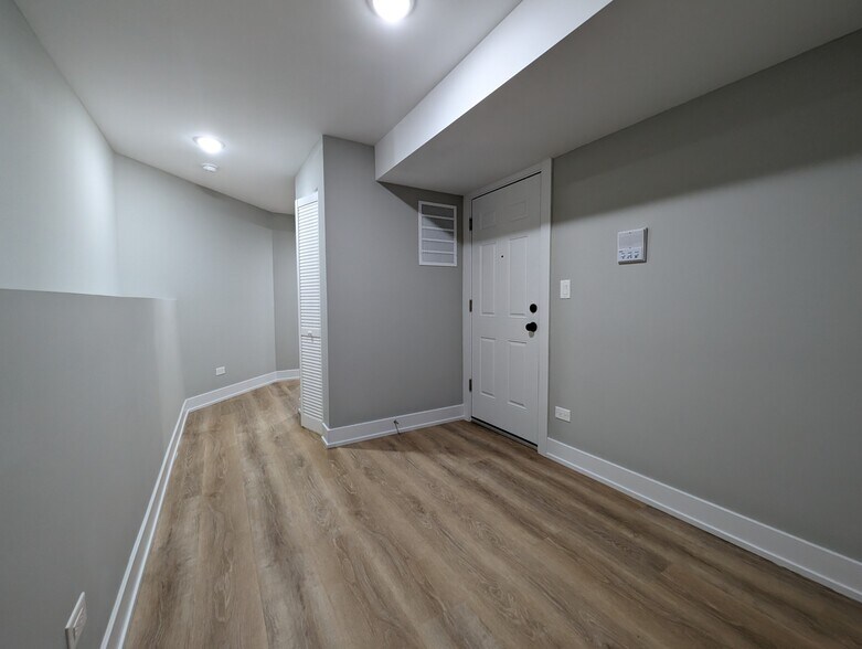 Building Photo - 423 W Belden Ave