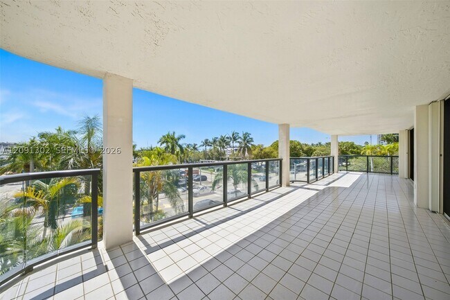 Building Photo - 2575 S Bayshore Dr