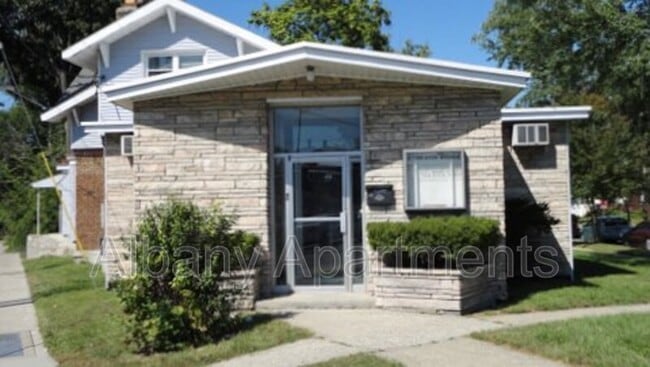 Primary Photo - 4 Ten Eyck Ave