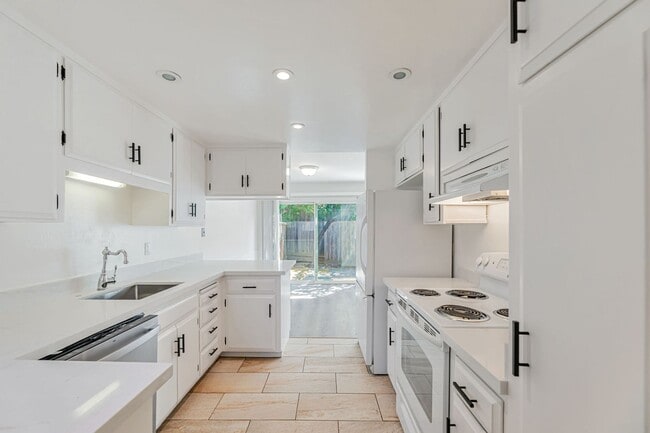 Building Photo - 652-654 Vasona Ave