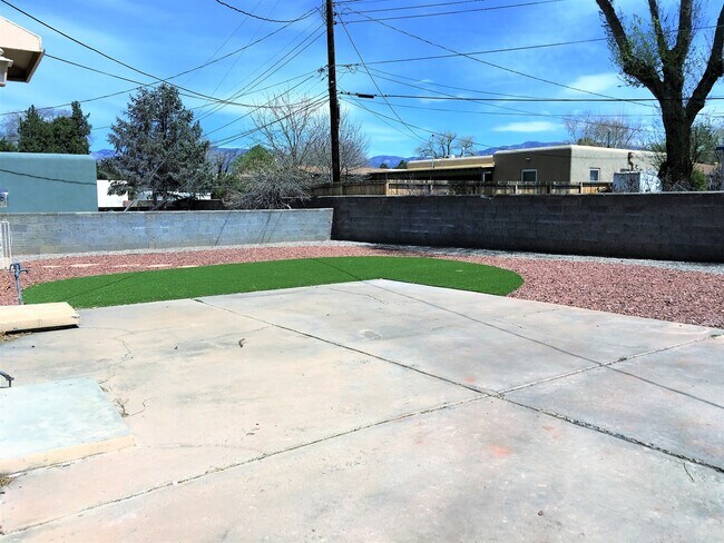 Building Photo - 2 Bed 1.5 Bath | Single Story | Nob Hill Location | Pet Allowed with Restrictions | Large Backyard