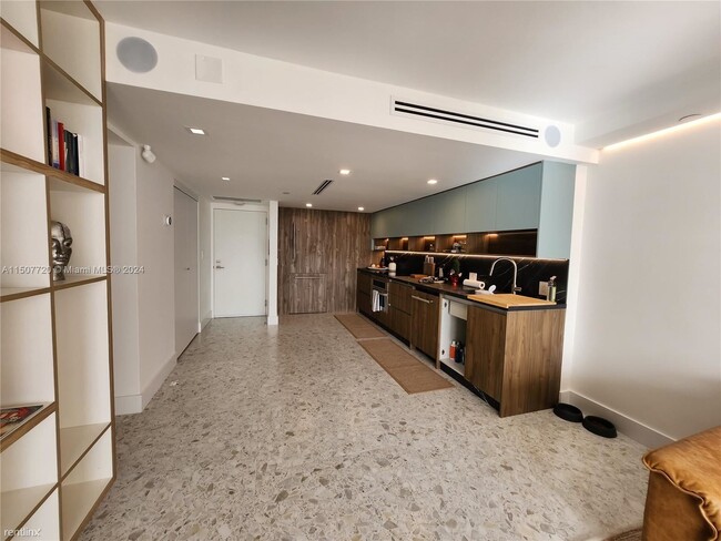 Building Photo - 2 br, 2 bath Condo - 2555 Collins Ave Apt 306