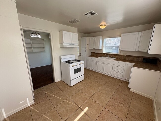 Building Photo - Cozy Home On Spacious Lot near Ballpark coming soon!