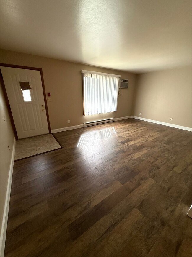 Building Photo - Private Entry 2 Bed/1 Bath Apartment!