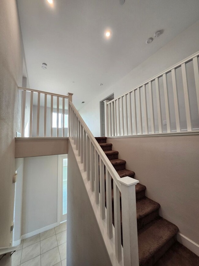 Building Photo - Beautiful Plumas Lake home on a large lot with SOLAR