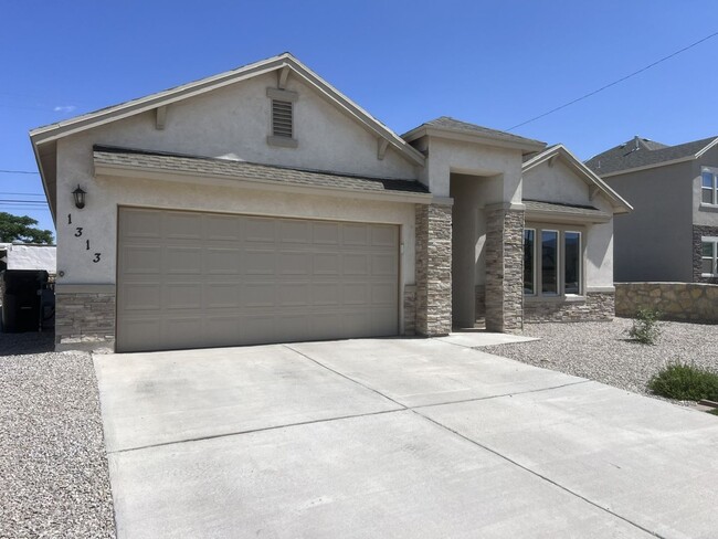 Building Photo - Stunning 3 bedroom, 3 bathroom home locate...