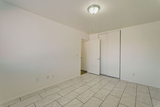 Building Photo - READY TO VIEW NOW! Spacious 3 Bed 2 Bath home in the Estrella Neighborhood