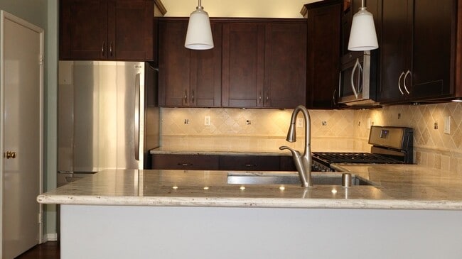 Building Photo - 3 bedrooms 2.5 baths  house in Eastlake- Chula Vista