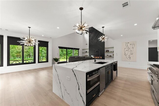 Building Photo - 151 S Pointe Dr