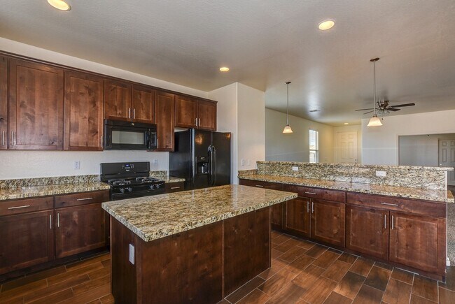 Building Photo - 3 Bedroom + a Den For Rent In Pronghorn Ra...