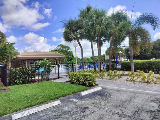 Building Photo - 1904 Bermuda Cir