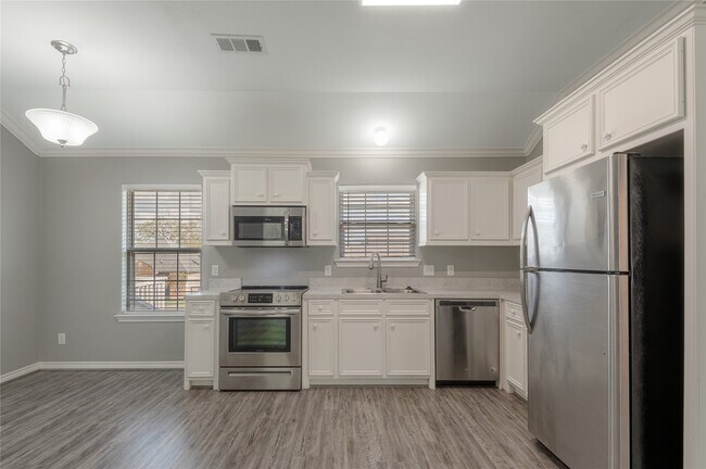 Building Photo - 100 Shorewood Dr