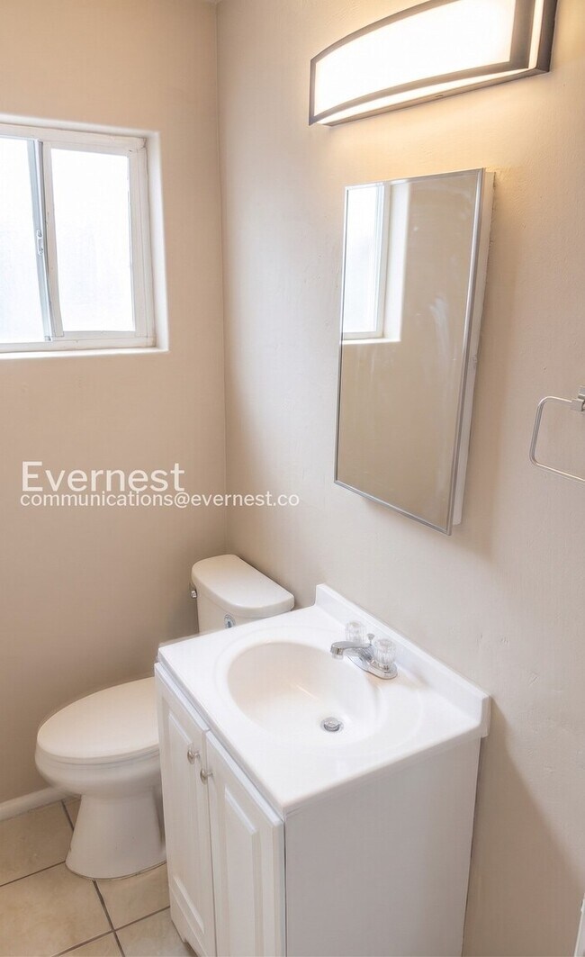 Building Photo - Spacious Townhome with Fenced Yard and Parking  / 1 Bed & 1 Bath / Pet-friendly / Available Now!