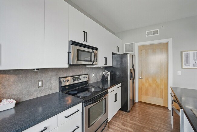 Building Photo - 400 Walnut St