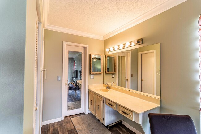 Building Photo - 2460 Juniper Dr