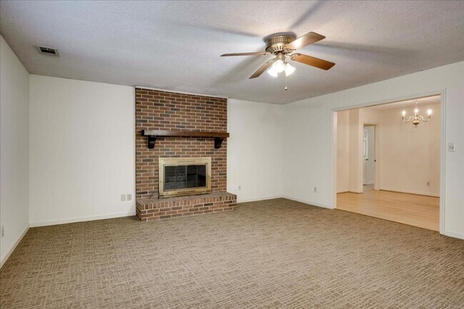 Building Photo - 552 Whitehead Dr