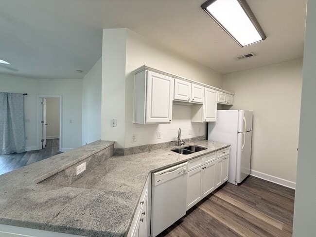 Building Photo - Myrtle Beach - 3 Bedroom / 2 Bathroom Condo