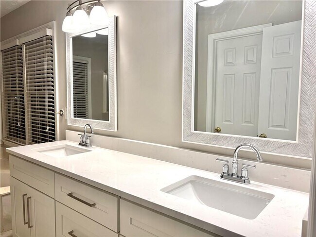 Building Photo - 1505 Yorktown Dr NW