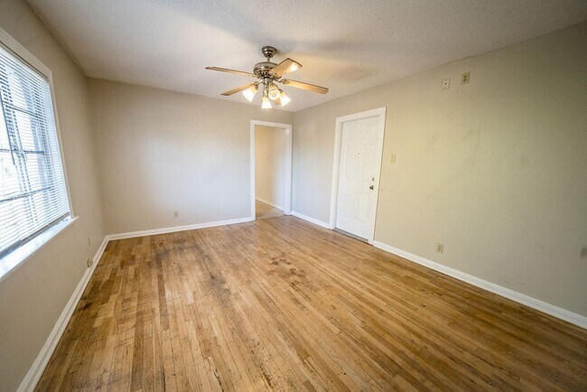 Building Photo - 2218 1/2 Chapman St