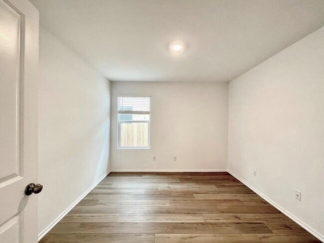 Building Photo - 431 Sebring Cir